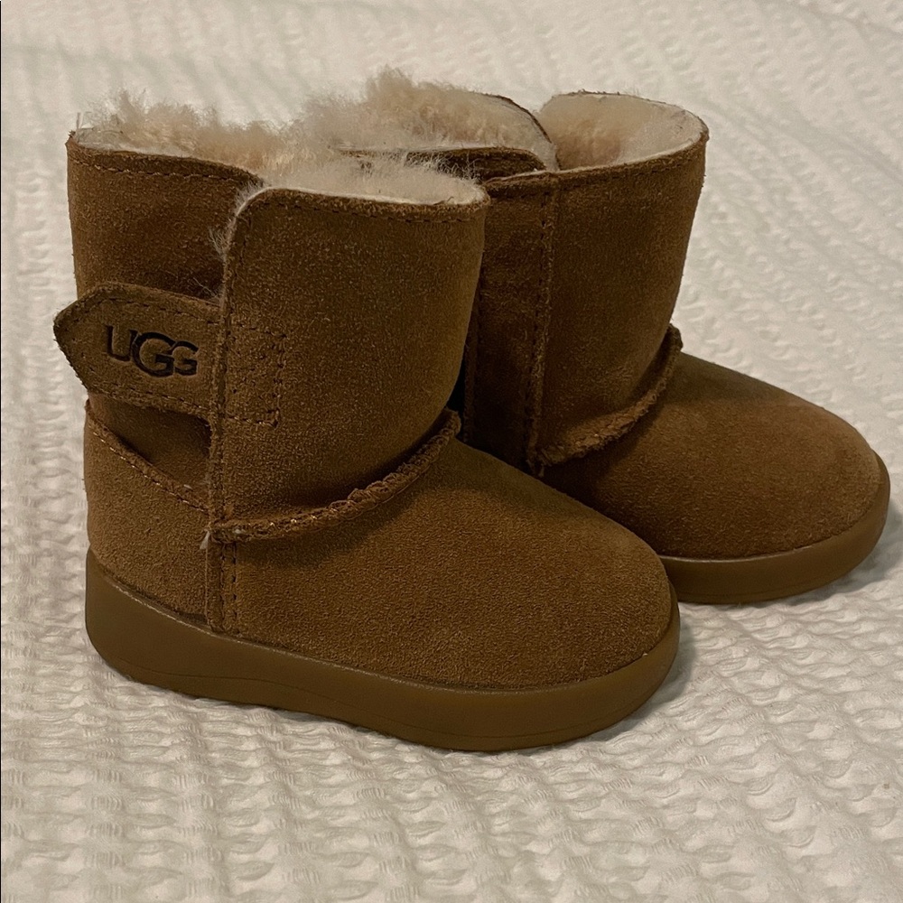 Baby Ugg boots with Velcro. Size 02/03.